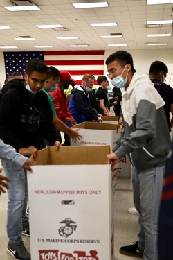 Marine Corps Poolees and MCJROTC Cadets Volunteer [Image 3 of 7]
