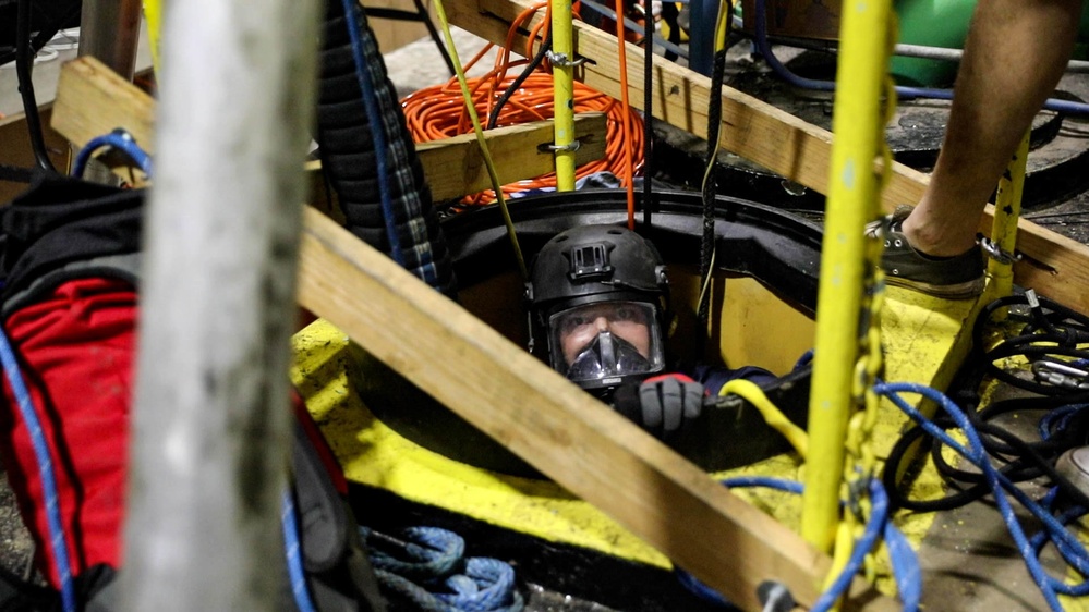 Mobile Diving Salvage Unit One Performs Inspection and Sampling of Affected Water in Hawaii