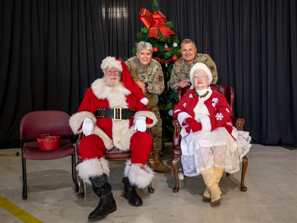 181st Intelligence Wing hosts holiday party