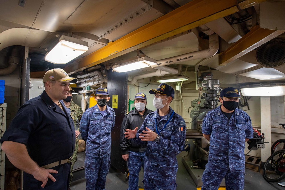 Amphibious Squadron 11 hosts talks with JMSDF