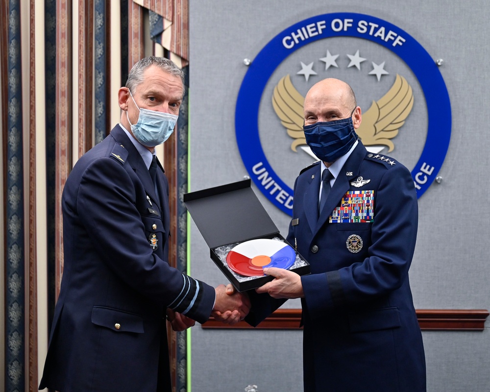 VCSAF Allvin meets Netherlands Lt. Gen. Luyt