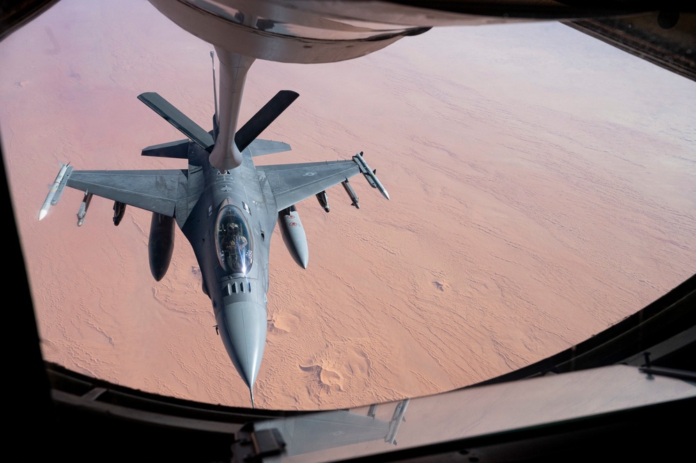 340th EARS refuels F-16s