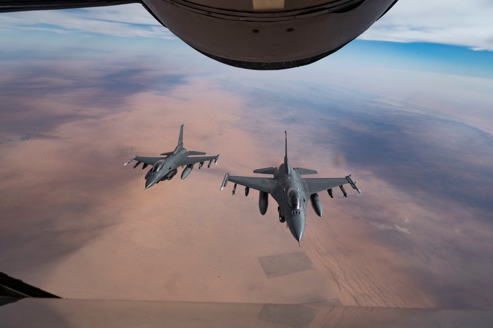 340th EARS refuels F-16s