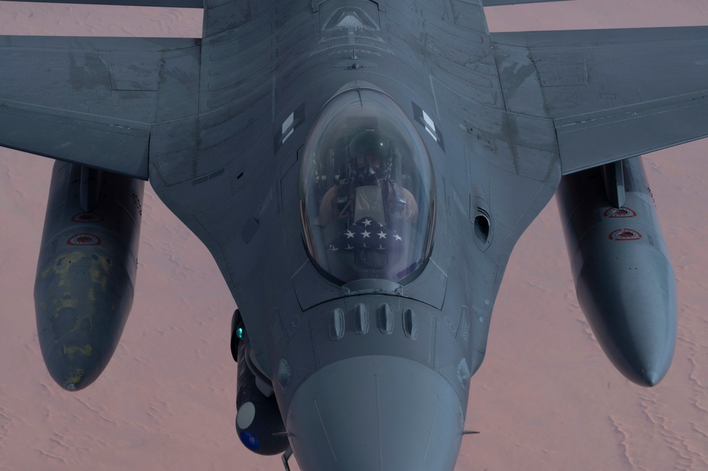 340th EARS refuels F-16s
