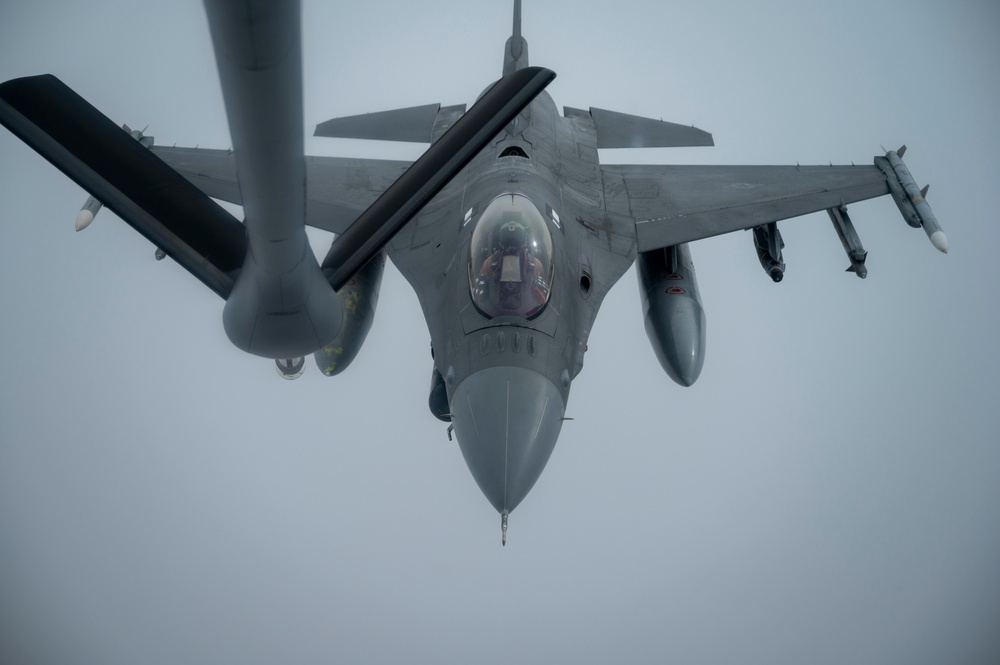 340th EARS refuels F-16s