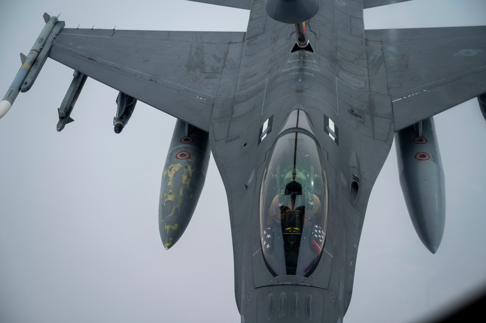 340th EARS refuels F-16s