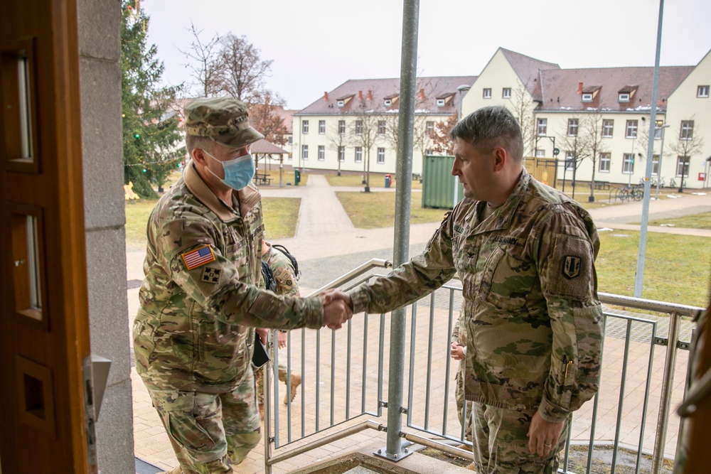 Lt. Gen. Kolasheski Visits 41st Field Artillery Brigade to Discuss Operations During Exercises