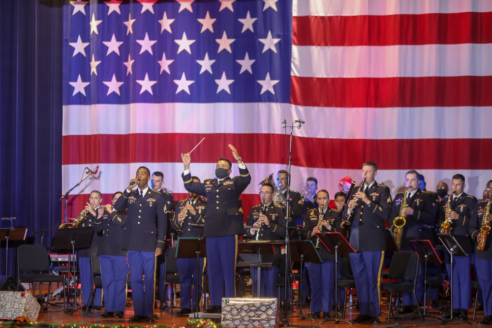1st Cavalry Division Band Spreads Holiday Cheer