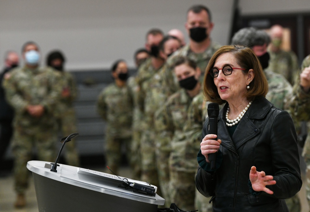 Oregon Governor visits Guardsmen helping commemorate the National Guard’s 385th Birthday