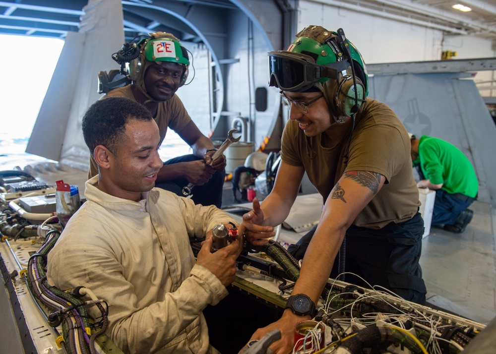 USS Carl Vinson (CVN 70) Sailors Conduct Maintenance in Indian Ocean