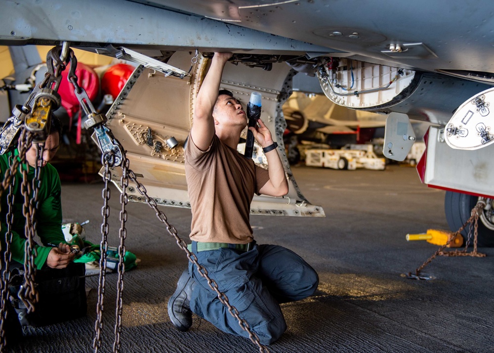 USS Carl Vinson (CVN 70) Sailors Conduct Maintenance in Indian Ocean