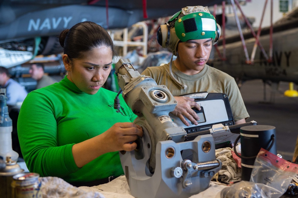 USS Carl Vinson (CVN 70) Sailors Conduct Maintenance in Indian Ocean