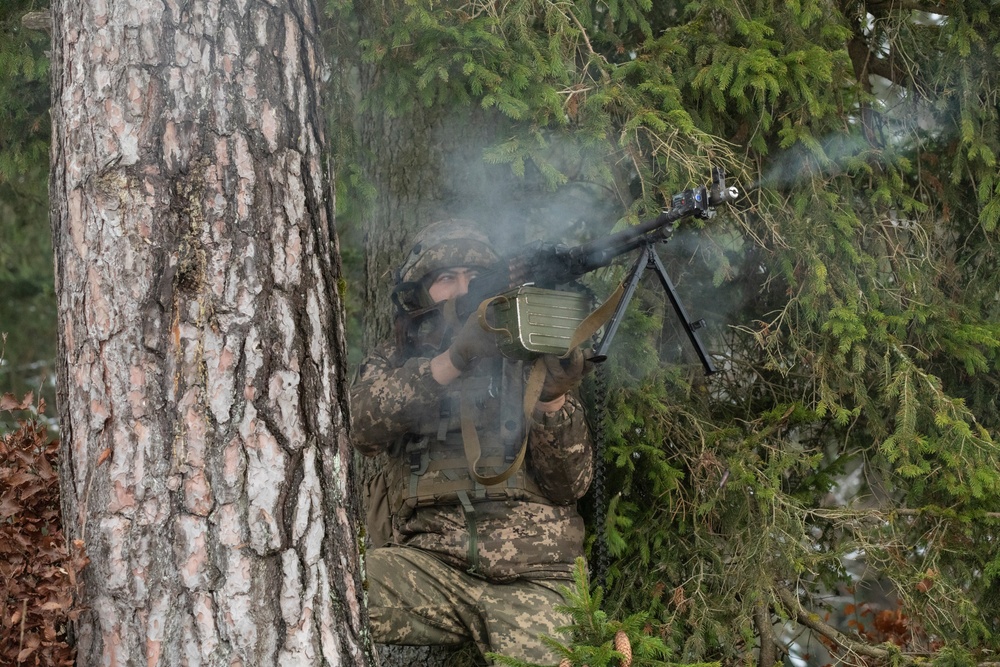 Ukrainian Army soldiers assault objectives during U.S. Army-led Combined Resolve XVI exercise