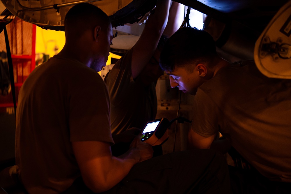 USS Carl Vinson (CVN 70) Sailors Conduct Maintenance in Indian Ocean