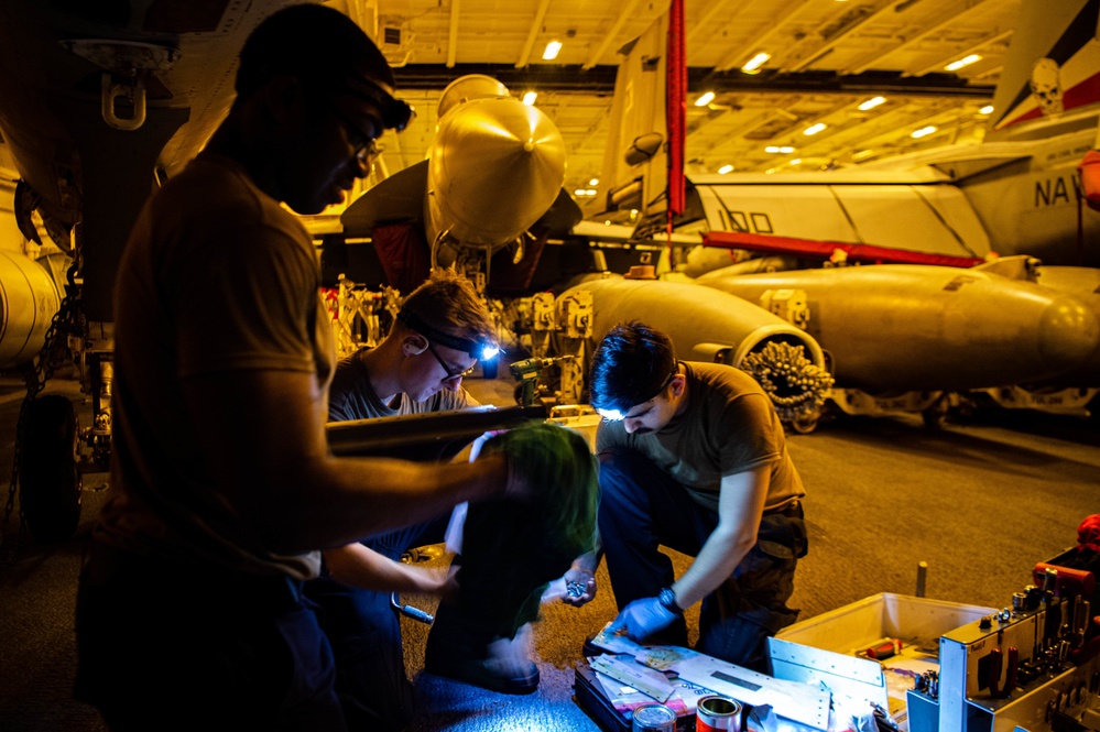 USS Carl Vinson (CVN 70) Sailors Conduct Maintenance in Indian Ocean