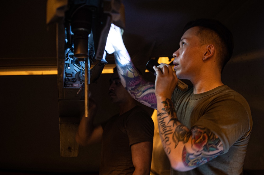 USS Carl Vinson (CVN 70) Sailors Conduct Maintenance in Indian Ocean