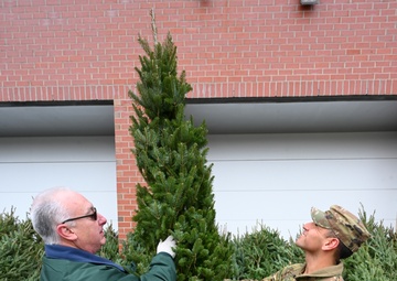 Foundation spreads holiday cheer   Operation Service, Boston Bruins spread holiday cheer