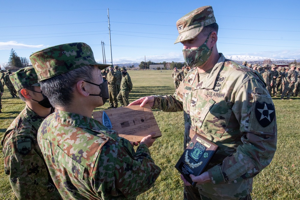 Commanders Present Plaques to Commemorate Training Event