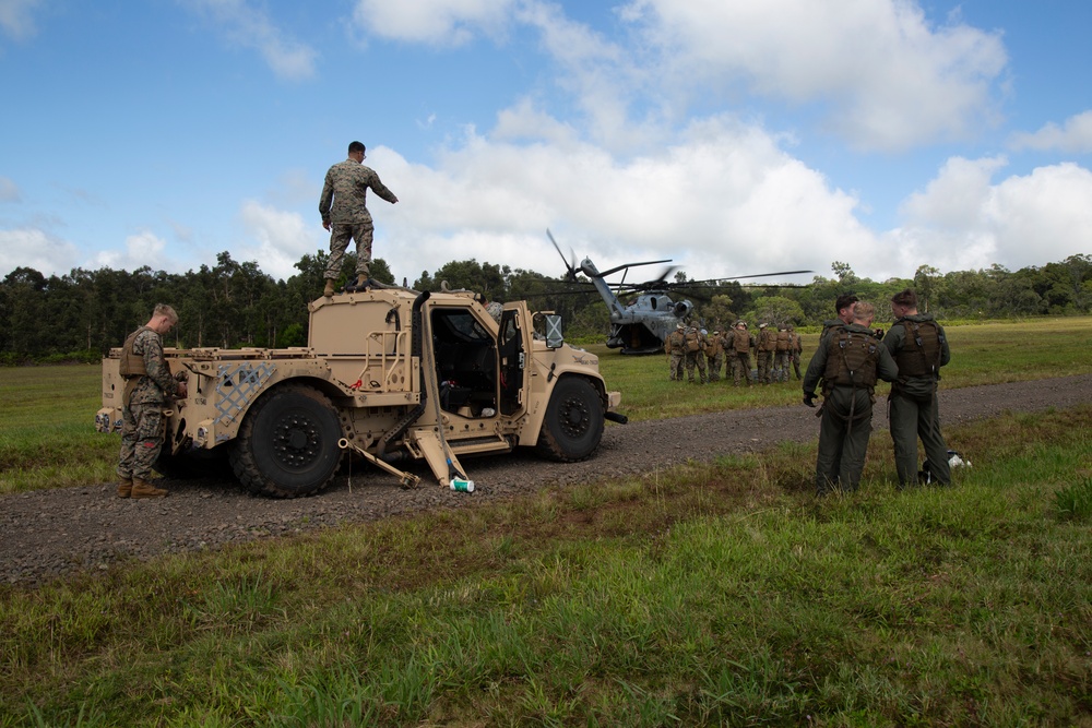 Marine Heavy Helicopter Squadron 463 Performs External Lift of 2 JLTVs