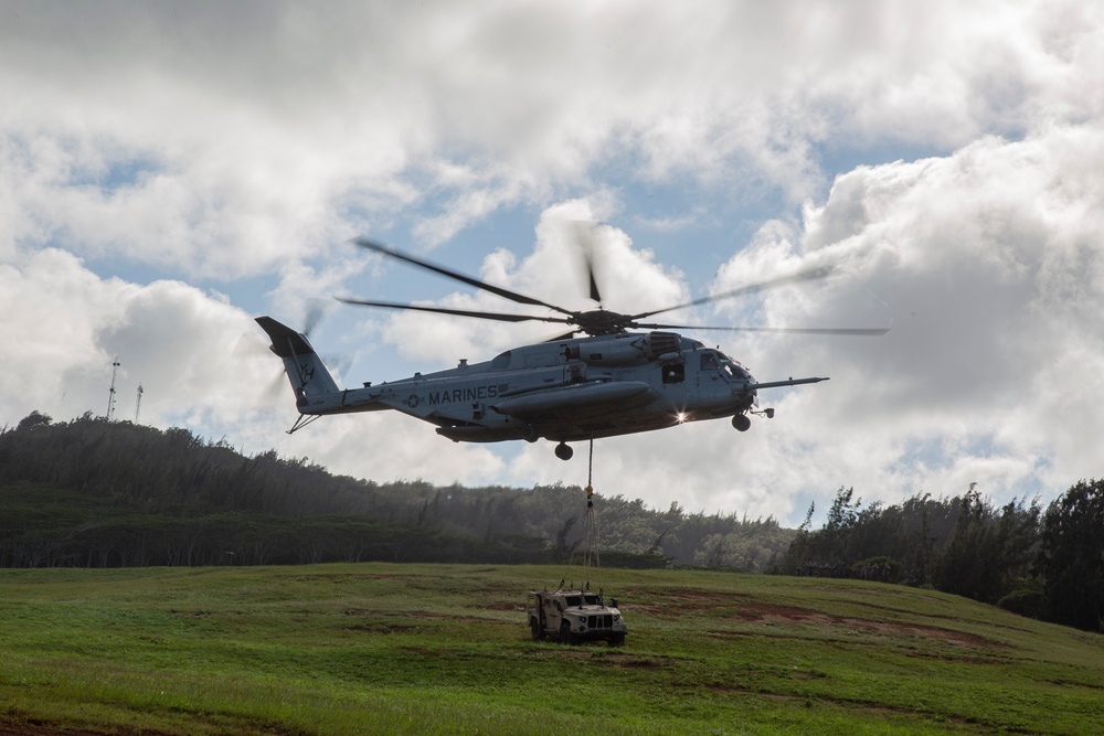 Marine Heavy Helicopter Squadron 463 Performs External Lift of 2 JLTVs