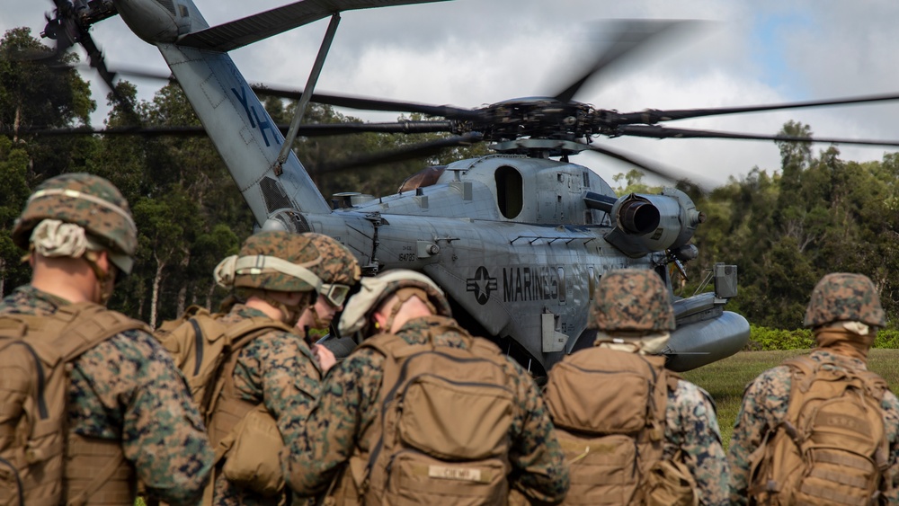 Marine Heavy Helicopter Squadron 463 Performs External Lift of 2 JLTVs