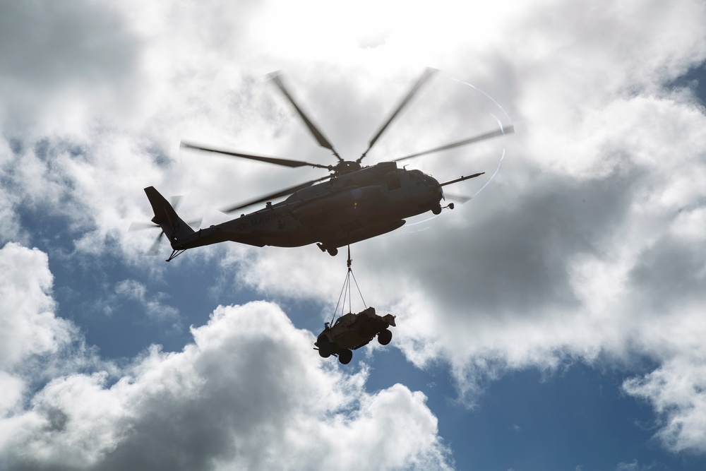 Marine Heavy Helicopter Squadron 463 Performs External Lift of 2 JLTVs