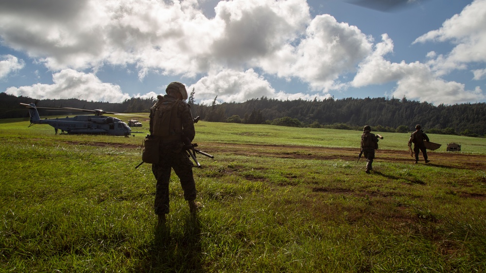 Marine Heavy Helicopter Squadron 463 Performs External Lift of 2 JLTVs