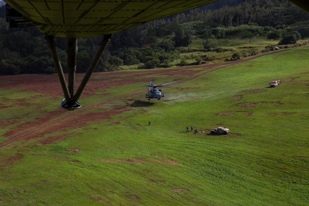 Marine Heavy Helicopter Squadron 463 Performs External Lift of 2 JLTVs