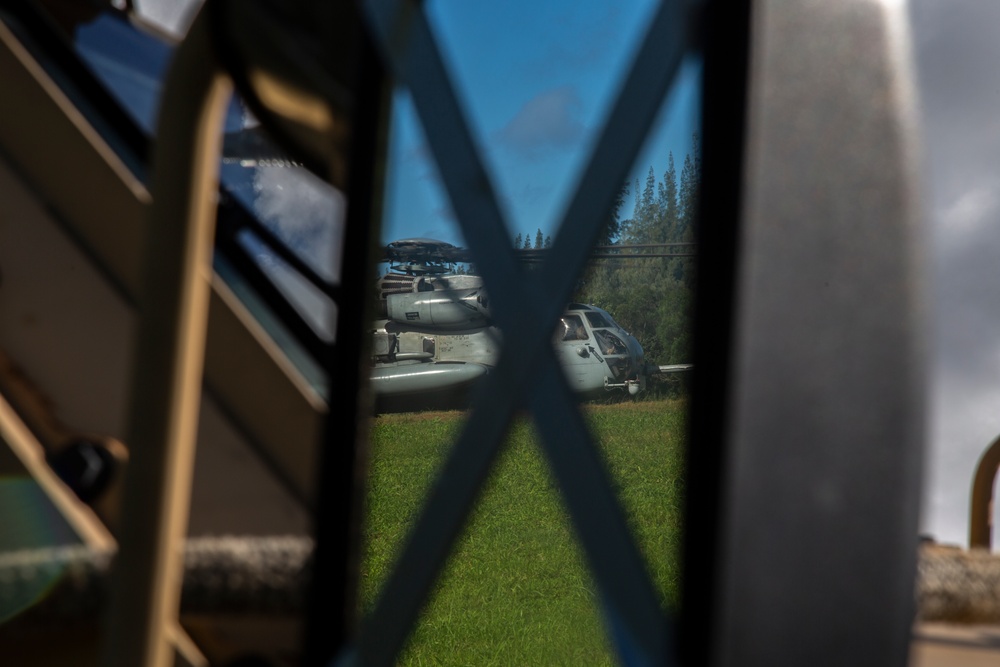Marine Heavy Helicopter Squadron 463 Performs External Lift of 2 JLTVs