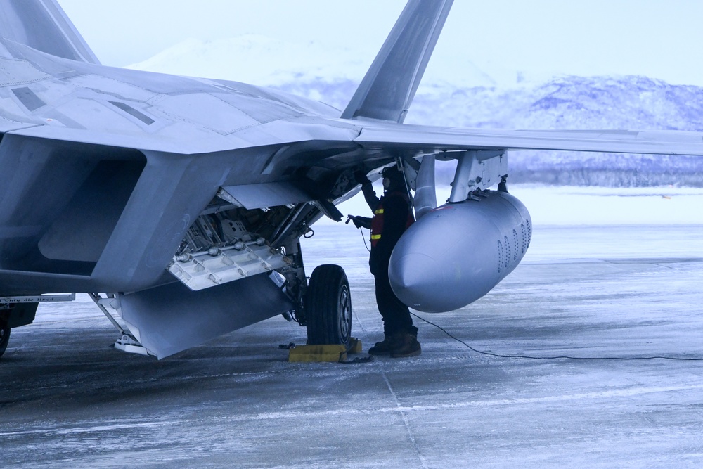 525h Fighter Squadron shows off F-22 Raptor refuel capabilities