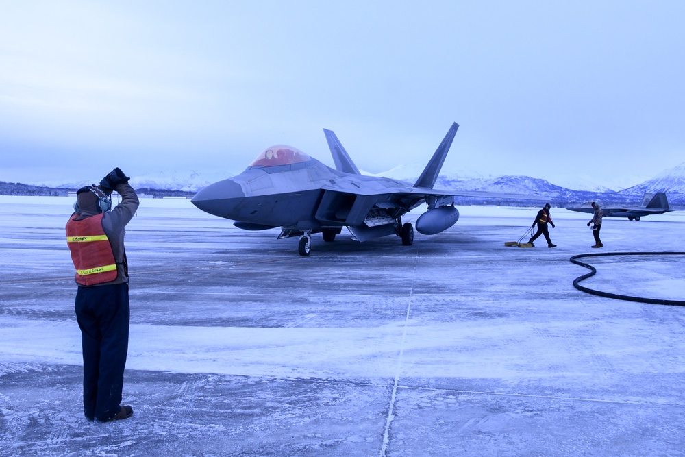 525h Fighter Squadron shows off F-22 Raptor refuel capabilities
