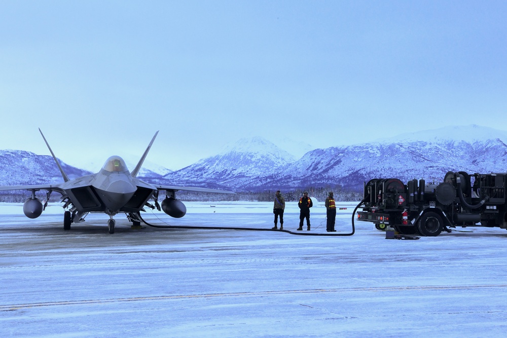 525h Fighter Squadron shows off F-22 Raptor refuel capabilities