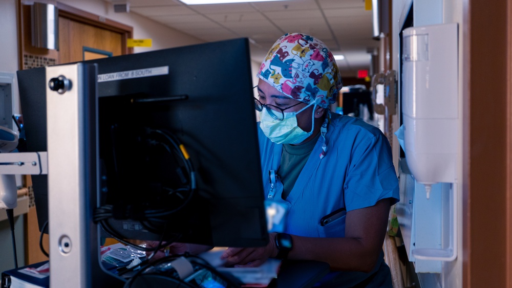 DVIDS Images U.S. Army medical staff assists Beaumont Hospital