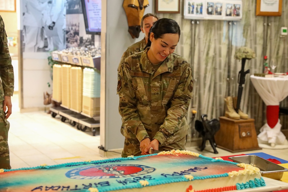Guard members cut 385th birthday cake