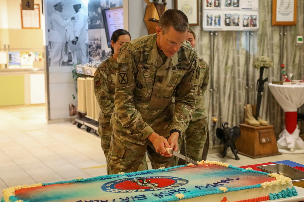 Guard members cut 385th birthday cake