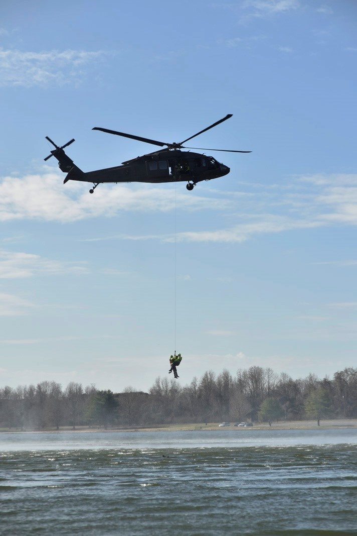 Tenn. Guardsmen and Nashville Fire Department HART team practice water hoist rescue