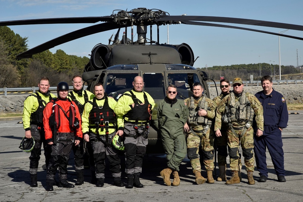 Tenn. Guardsmen and Nashville Fire Department HART team practice water hoist rescue