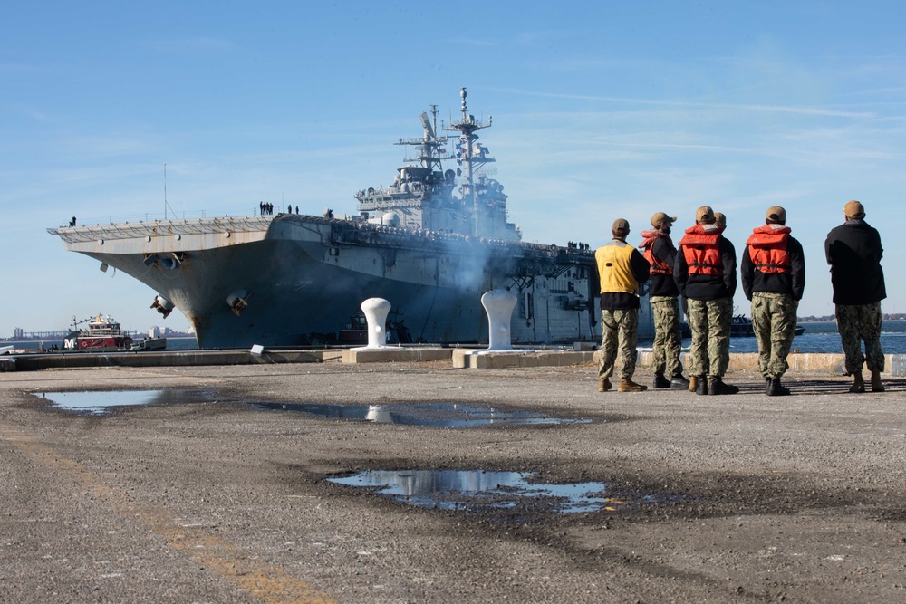 USS Iwo Jima (LHD-7) arrives at Norfolk Naval Station