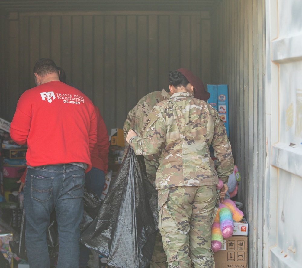 82nd Airborne Division participates in Presents from Paratroopers