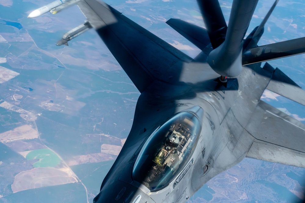 Shaw honorary commanders observe mission from above