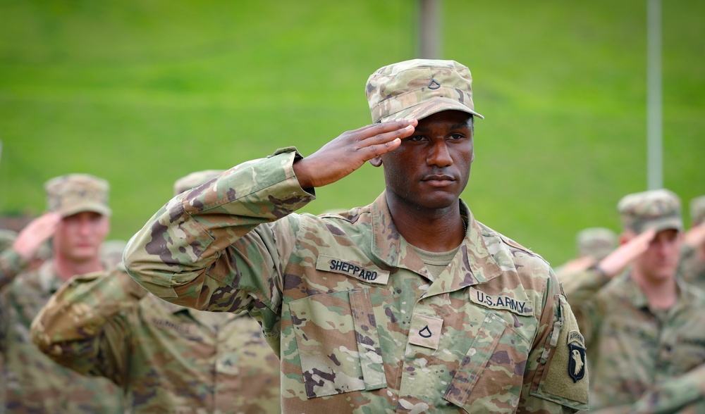 american soldier ww2 saluting