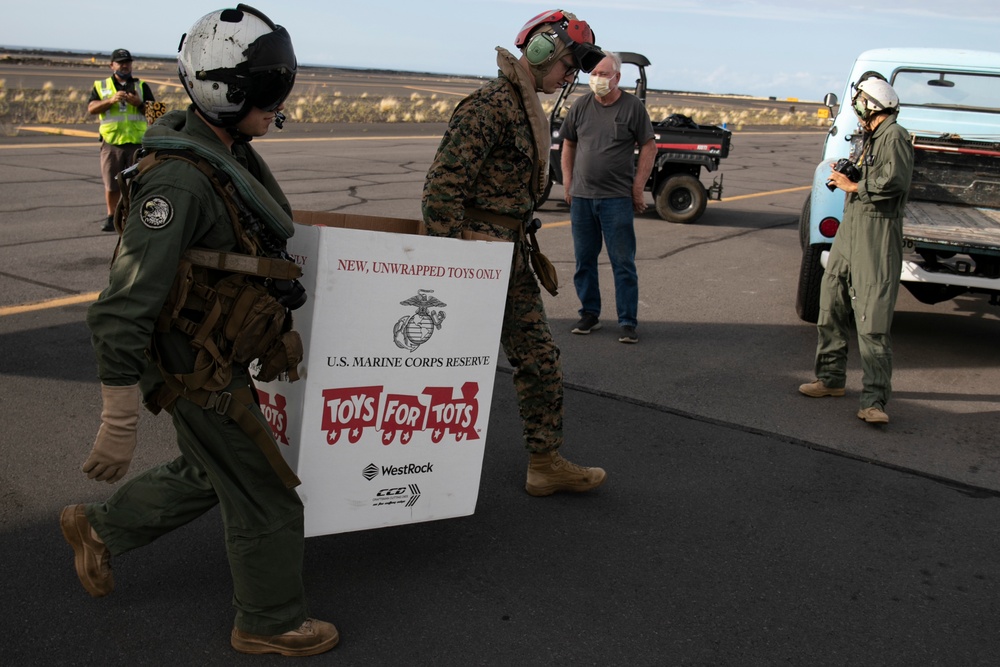 VMM-268 Deliver Toys For Tots