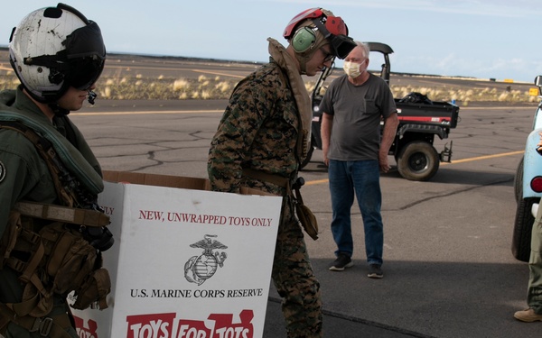 VMM-268 Deliver Toys For Tots