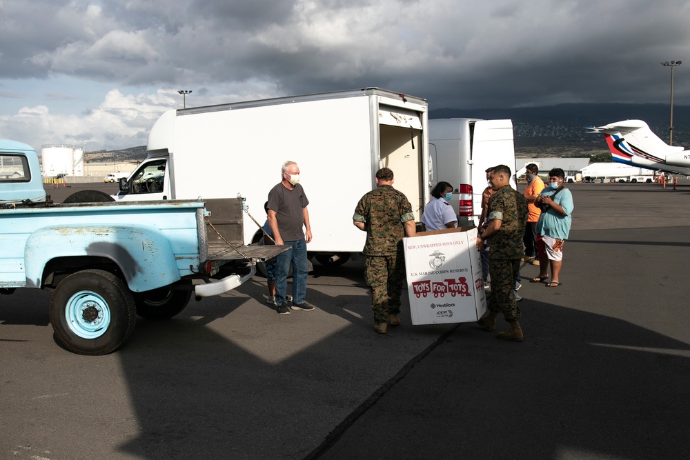 VMM-268 Deliver Toys For Tots