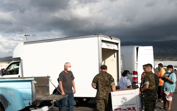 VMM-268 Deliver Toys For Tots