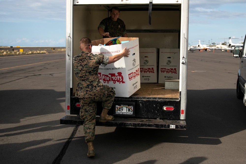 VMM-268 Deliver Toys For Tots