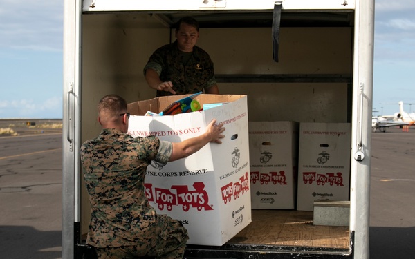 VMM-268 Deliver Toys For Tots
