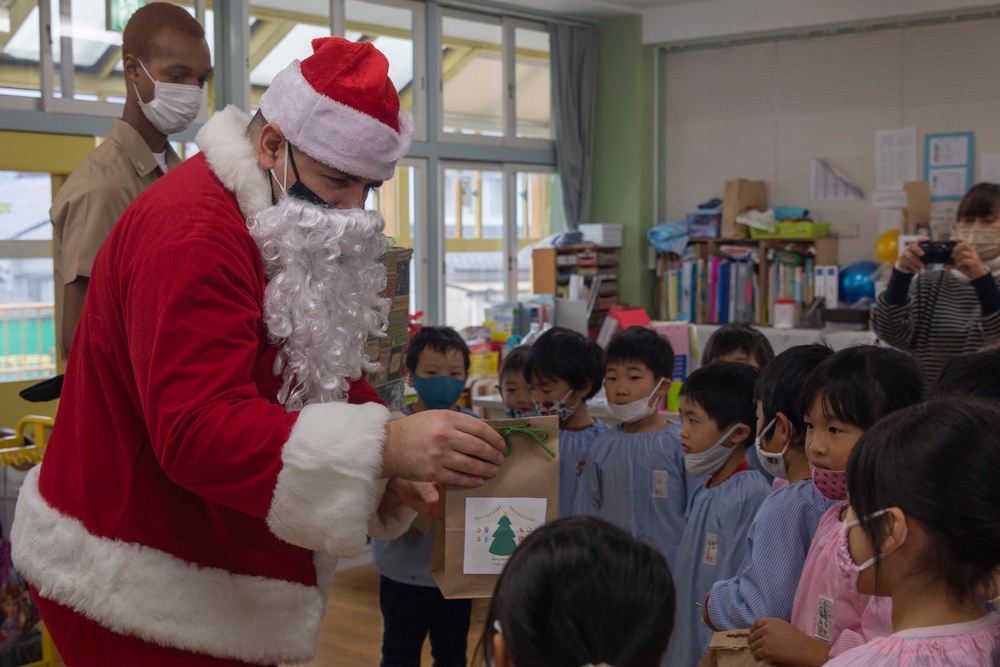 Santa’s Special Visit: Volunteers visit local preschool