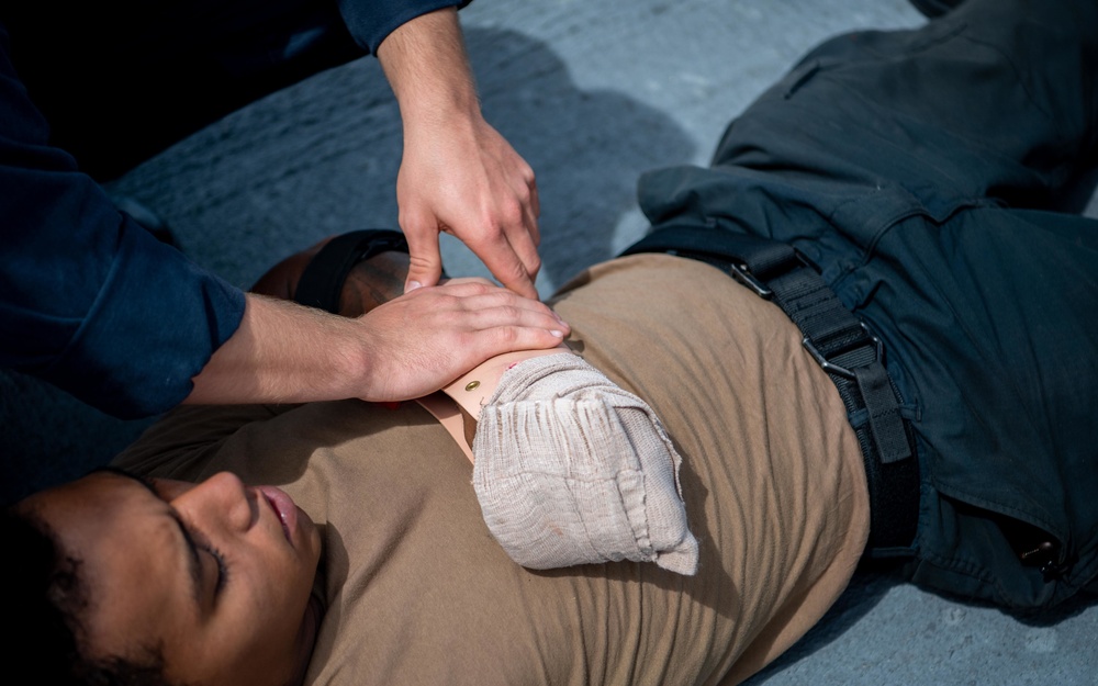 USS Charleston Sailors Conduct EMRT Training