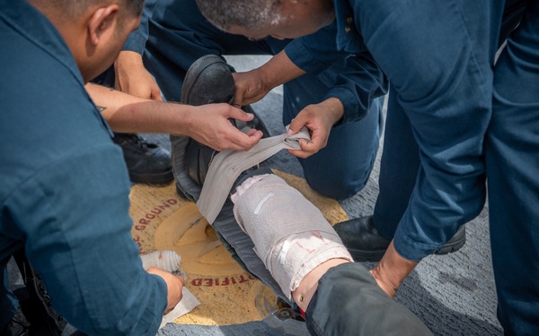 USS Charleston Sailors Conduct EMRT Training